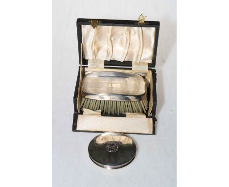 Cased silver gents hair brush and comb and silver compact (2).