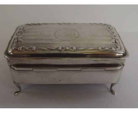 Silver trinket box, hinged lid with ribbon and bow border, Birmingham, 1920, height 5cm, width 9cm, weight 95 grams