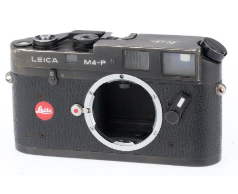black, serial number 1621922, body F with signs of heavy usage, shutter works, rangefinder works.