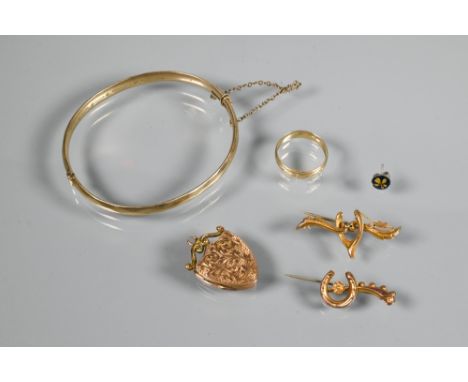 Quantity of old gold to include 9ct Victorian shield shaped locket, bangle (filled), two 9ct part brooches, wedding band (unm