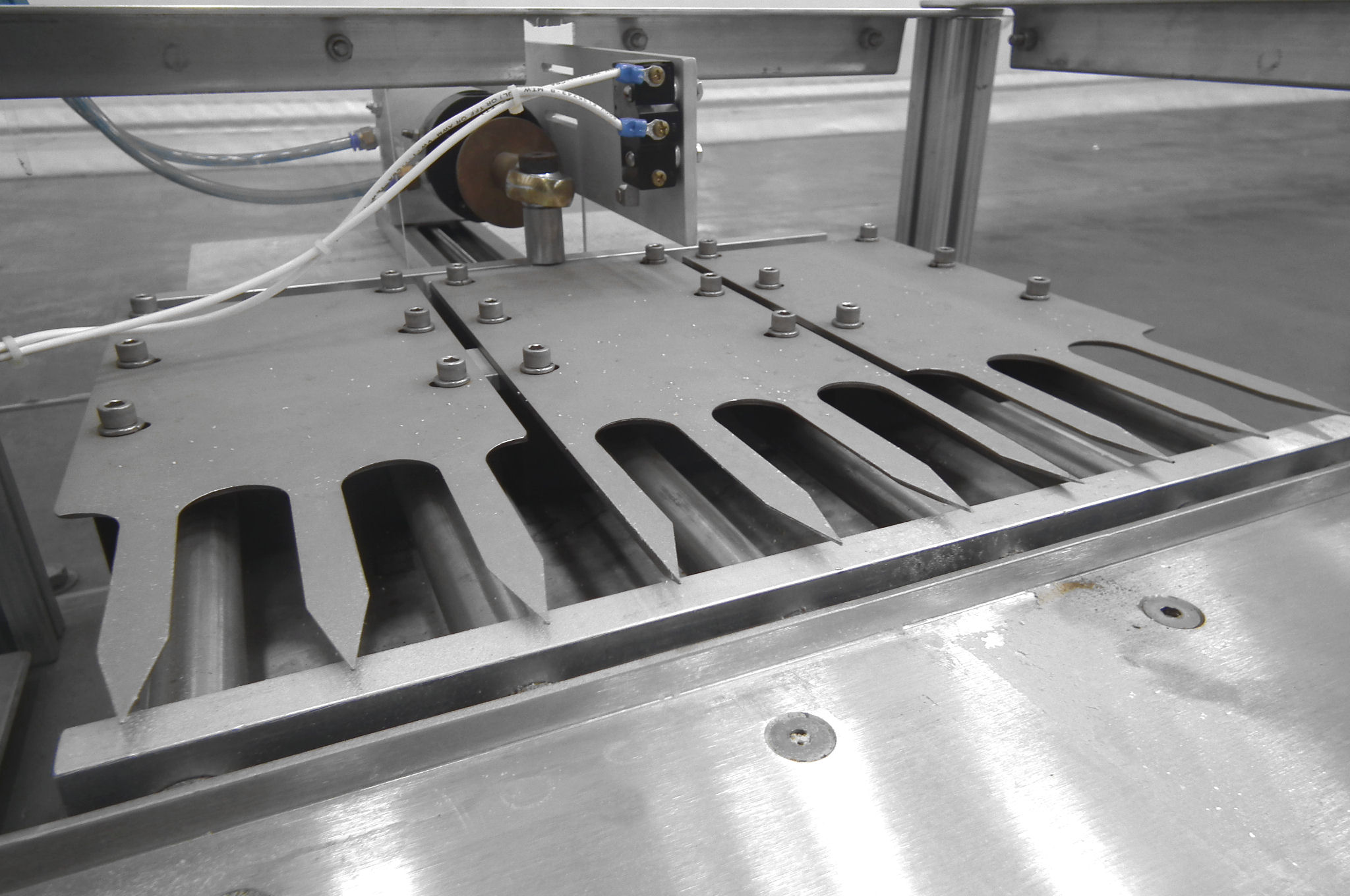 English Muffin Splitter Slicer (Rigging Fee 145)