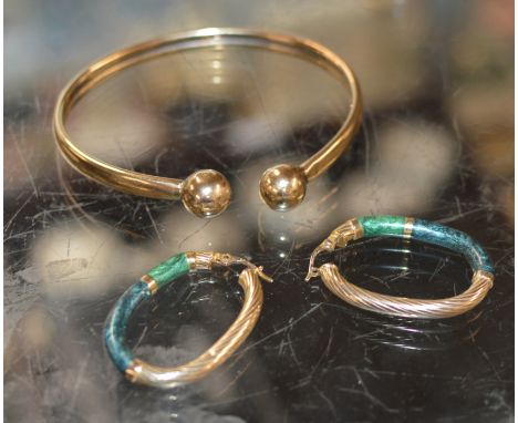 PAIR OF 9 CARAT GOLD JADE EARRINGS &amp; YELLOW METAL BANGLE - APPROXIMATE WEIGHT = 13 GRAMS     