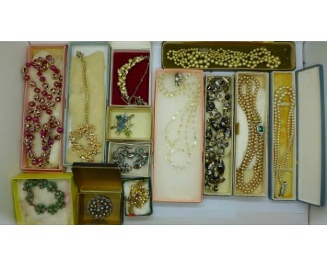 Vintage costume jewellery including strings of faux pearls, boxed 