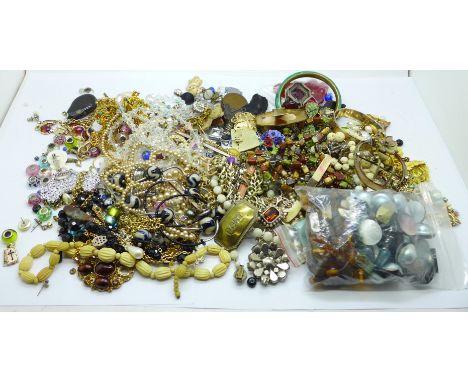 Vintage jewellery and beads (some for re-threading) 