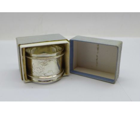 A silver napkin ring, R. Sharp, London 1890, 31.8g, boxed 