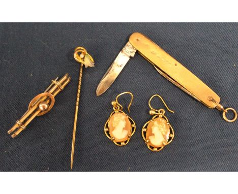 9ct gold pocket knife, pair of 9ct gold cameo earrings, 9ct gold stick pin &amp; bar brooch total weight 17.48g