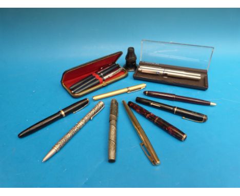 A collection of pens including Summit with 14k nib, Osmiroid, Parker Duofold with 14k nib, Parker Vacumatic, Parker Platinum,
