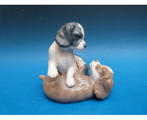 A Nao 'Mickie and Twerp' dog figure (14cm high)