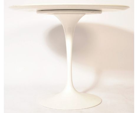 Eero&nbsp;Saarinen - Knoll International - Tulip Table - A 20th century original retro vintage small round dining table havin