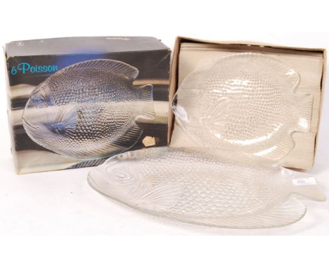 Arcoroc - Poisson - A collection of 20th century French retro vintage glass serving plates and a larger platter, all in the f