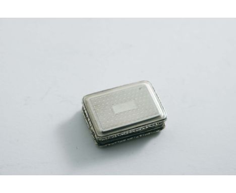 AN EARLY GEORGE IV RECTANGULAR VINAIGRETTE with engine-turned decoration, raised borders and a vacant cartouche on the cover,