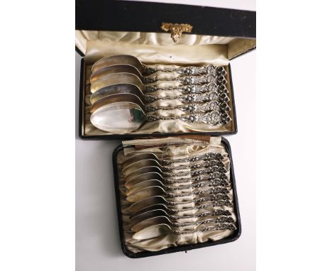 A SET OF SIX AMERICAN ART NOUVEAU IRIAN PATTERN TABLE SPOONS and eleven tea spoons to match, with the script monogram "EM" on