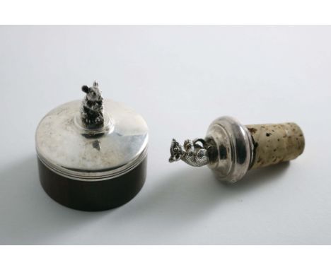 A LATE 20TH CENTURY SMALL HARDWOOD BOX circular with a lift-off cover &amp; mouse finial by Brian L. Fuller, London 1985 (wit