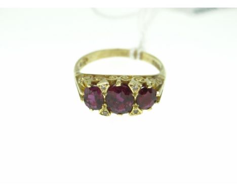 ANTIQUE 18CT YELLOW GOLD SET THREE-STONE RUBY / GARNET RING, 6.4gms gross