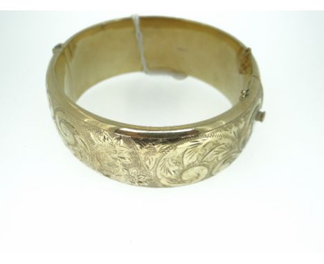 9CT YELLOW GOLD CLASP BANGLE with foliate engraving, 38gmsThe chain is broken.It is Birmingham. The date is not clear.There i