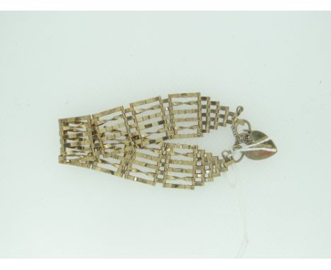 9CT YELLOW GOLD GATE-BRACELET &amp; HEART-SHAPED PADLOCK, 14.1gms