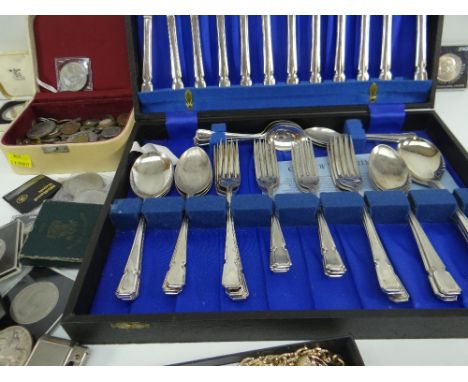 PARCEL OF COINAGE AND COLLECTABLES including commemorative British coins, loose, mixed coins, horn shaped white metal snuff b