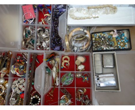 FRUIT BOX CONTAINING LARGE QUANTITY OF JEWELLERY including some silver items, brooches and necklaces, white metal vesta and w