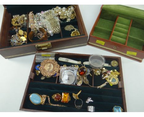 MODERN LEATHER / WOOD JEWELLERY BOX &amp; CONTENTS including two silver / mother-of-pearl fruit knives, beads, silver jewelle