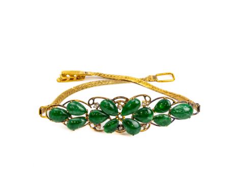 A JADE AND GOLD BRACELET
Featuring twelve pear shaped green jade stones, mounted in a yellow gold setting marked '585' to the