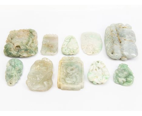 A GROUP OF ASSORTED CARVED JADE ITEMS
Featuring a group of carved Jade with various decoration, the largest example measuring
