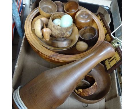 A retro table lamp, and other treen items 