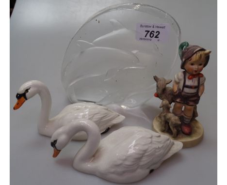 2 Beswick swans, a Hummel figure and a Mats Jonasson glass sculpture 