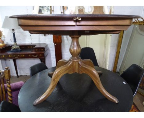 A modern Ercol elm extending dining table, raised on a turned centre column, with sabre leg base, W103cm 