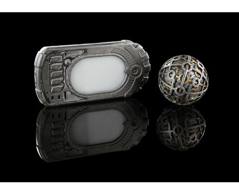 SGU STARGATE UNIVERSE (TV 2009-2011) - Kino Ball and Remote A Kino ball and remote from the sci-fi television series SGU Star