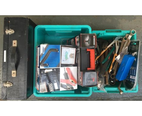 A mixed lot of modern and vintage tools 
