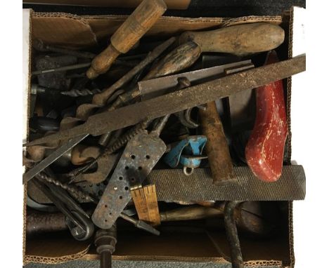 A mixed lot of vintage and 19th century wooden hand tools, to include spokeshave, finger plane, brass and hardwood square, se