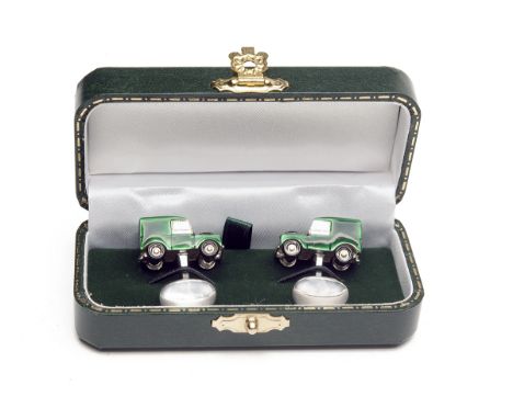 DEAKIN &amp; FRANCIS A SET OF GREEN LAND ROVER CUFFLINKS, with D&amp;F 925 silver hallmarks, in a green leather silk and velv