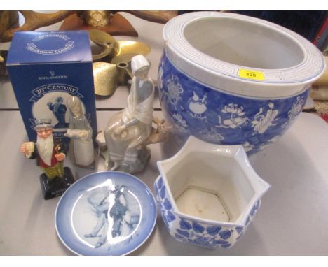 A mixed lot to include Lladro figures, boxed Doulton limited edition Father William figure, Copenhagen plate and other items 