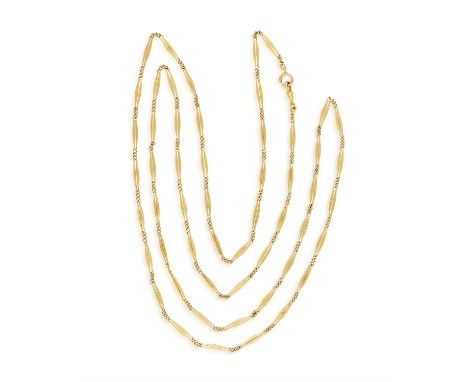 AN EARLY 20TH CENTURY GOLD LONG CHAIN Formed as an alternating series of tapering openwork plaques with reeded detailing and 