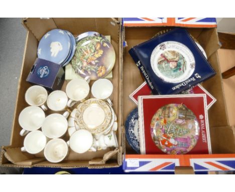 A mixed collection of ceramic items to include - boxed Royal Albert commemorative plates, similar decorative items, commemora