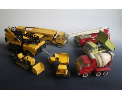 A COLLECTION OF METAL TONKA TOYS, to include a fire engine, car transporter, cement mixer wagon, mobile crane, tipper lorry, 