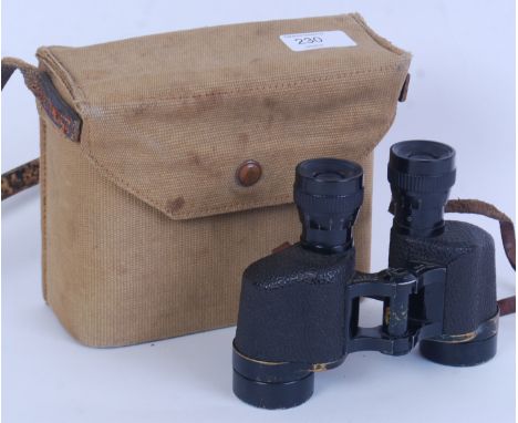 US ARMY BINOCULARS: A good pair of vintage US Army issued Wollensak 6x30 binoculars. Stamped US Army to one side. Within the 