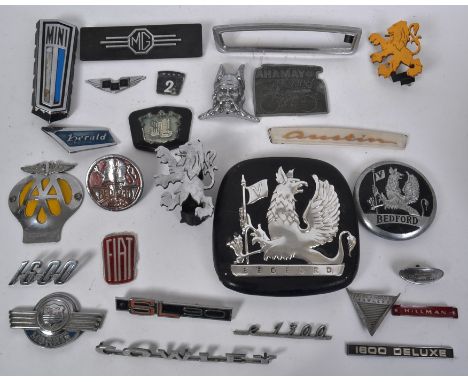 CAR BADGES: A good assortment of vintage transport / classic car related badges and emblems to include: Vintage AA badge, Mor