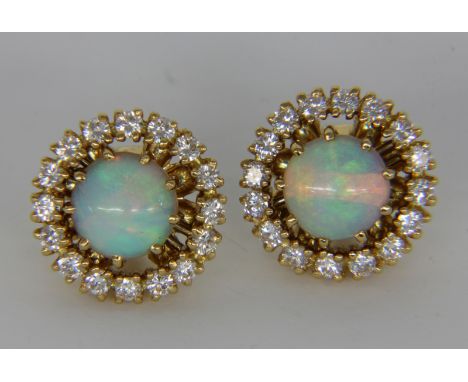 PAAR OPAL-BRILLANT OHRSTECKER750/000 Gelbgold mit je einem feinen Vollopal mit blau-grün irisierendem Farbspiel. Zus. ca. 3,9