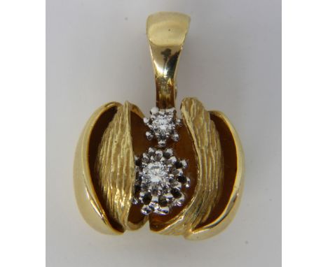ANHÄNGER ALS KNOSPE IM FABERGÉ-STIL750/000 Gelbgold. In der geöffneten Knospe befinden sich zwei in Weissgold gefasste Brilla