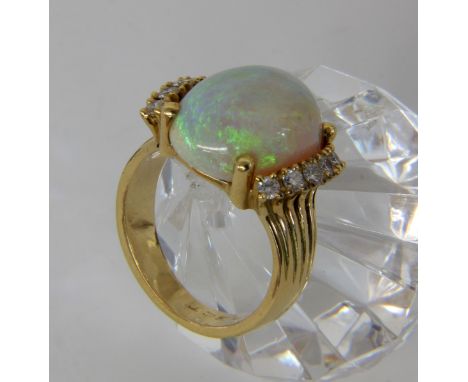 FEINER OPAL DAMENRING750/000 Gelbgold mit einem ovalen sehr schönen Vollopal mit blau-grün irisierendem Farbspiel, ca. 9,43ct