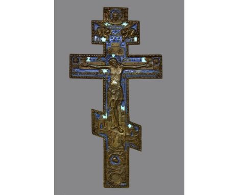 RUSSISCHES SEGENSKREUZwohl Russland, 18.Jh. Bronze mit blauem Email. Reliefdarstellung mit Christus am Kreuz. Verso floral zi