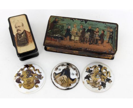 BIEDERMEIER DECKELDOSEum 1820. Schwarz lackiertes Holz. Auf dem Scharnierdeckel farbige Darstellung einer Familie am Tisch. 2