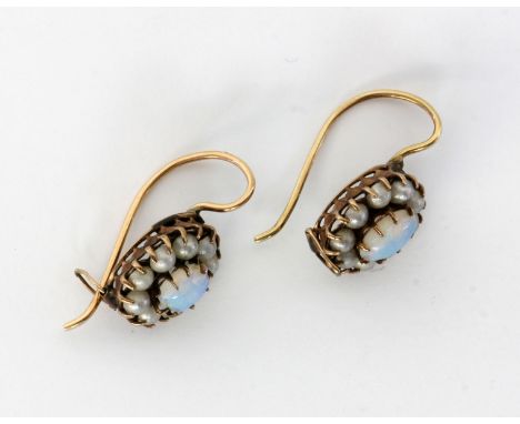 PAAR JUGENDSTIL OHRHAKEN.585/000 Roségold mit Opalen, von kleinen Perlen umrahmt. L. 20mm.&nbsp;Ein Opal besch.
