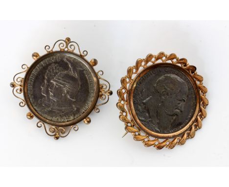 ZWEI BROSCHEN MIT MÜNZENum 1900. Friedrich Grossherzog von Baden und Wilhelm II. Vergoldete Fassungen