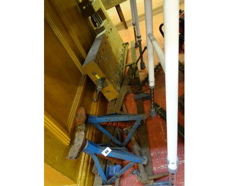 Parcel of metal sash clamps, non-matching axle stands and a wooden tabletop vice etc