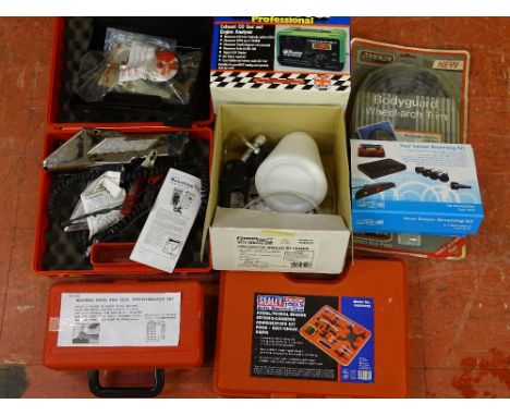 Parcel of motorist/mechanic's items including Gunson's gas tester, Zenon timing light, bearing race and Drivemaster set, Seal