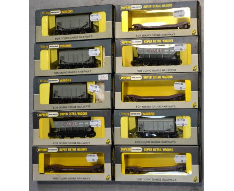 Tri-ang Wrenn H0/00 gauge rolling stock comprising four W4652 machine wagons, four W4625 20-ton bulk wagons and two W5082 hop