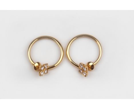 Cartier. Colección Inde Mystérieuse hacia 2000. Pendientes tipo criolla para orejas sin perforar. En oro amarillo de 18 K. co