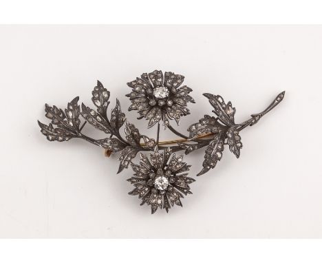 Broche ramillete circa 1800. Montura floral en plata con vistas en oro y diamantes talla antigua (old European y old mine cut